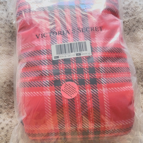 NWT Victoria's Secret Cozy Plush Blanket - Picture 4 of 5